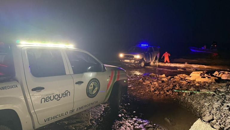 Desesperante rescate en El Chocón: por el fuerte viento, seis personas quedaron varadas en una lancha en pleno lago