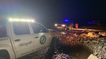 desesperante rescate en el chocon: por el fuerte viento, seis personas quedaron varadas en una lancha en pleno lago desesperante rescate en el chocon: por el fuerte viento, seis personas quedaron varadas en una lancha en pleno lago