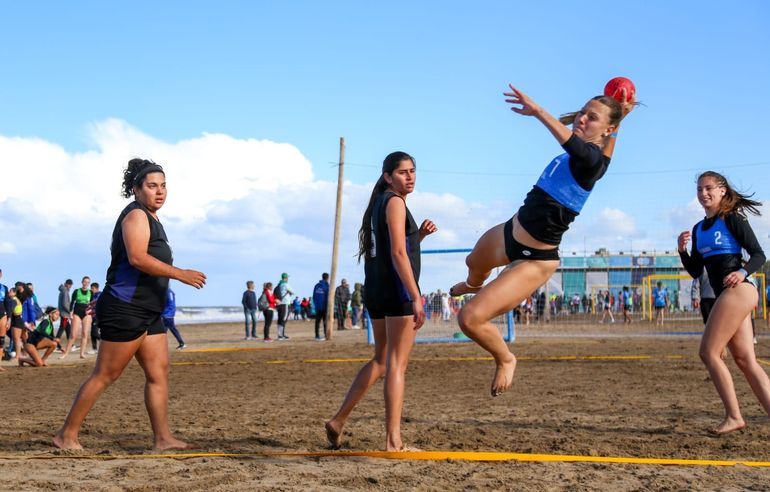 El beach handball de Neuquén jugará la final de los Juegos Evita de Playa