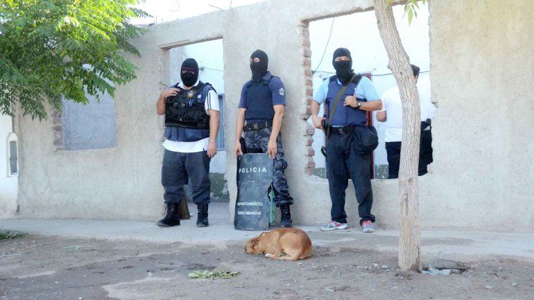 Efectivos con los rostros cubiertos concretaron el allanamiento en el kiosco de droga de Godoy al 1000.&nbsp;