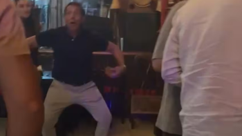 Filman al padre de Agostina Páez, la abogada detenida en Brasil, imitando gestos de un mono Filman al padre de Agostina Páez, la abogada detenida en Brasil, imitando gestos de un mono