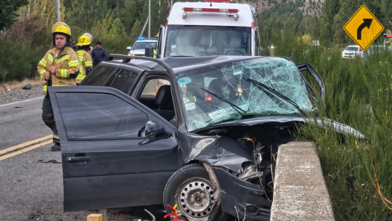 Violento choque en Ruta 40: un auto se incrustó en el puente y el conductor fue trasladado al hospital