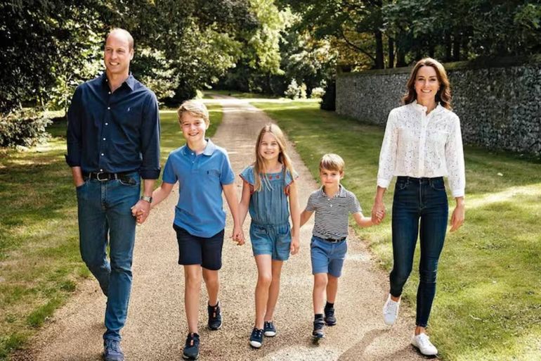 El príncipe Williams y Kate Middleton junto a sus tres hijos. Foto:Google. El príncipe Williams y Kate Middleton junto a sus tres hijos. Foto:Google.