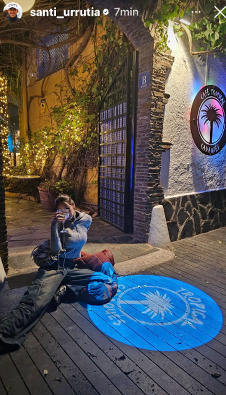 El piloto uruguayo compartió una foto en la que se ve a Lelé ocultando su rostro con una copa.
