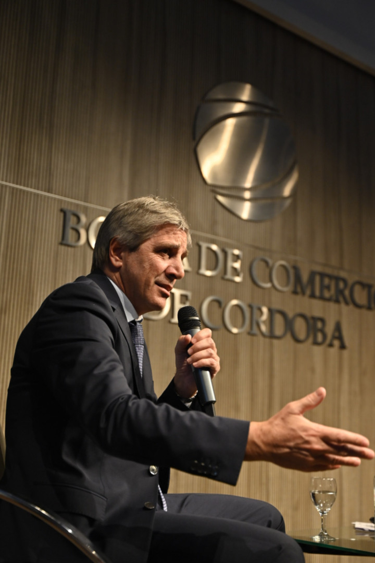 Luis Caputo, en la Bolsa de Comercio de Córdoba.