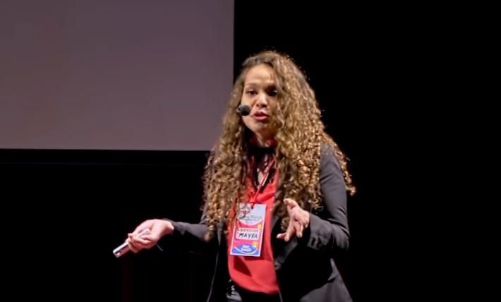 Mayra Arena durante su famosa charla TED. Mayra Arena durante su famosa charla TED.