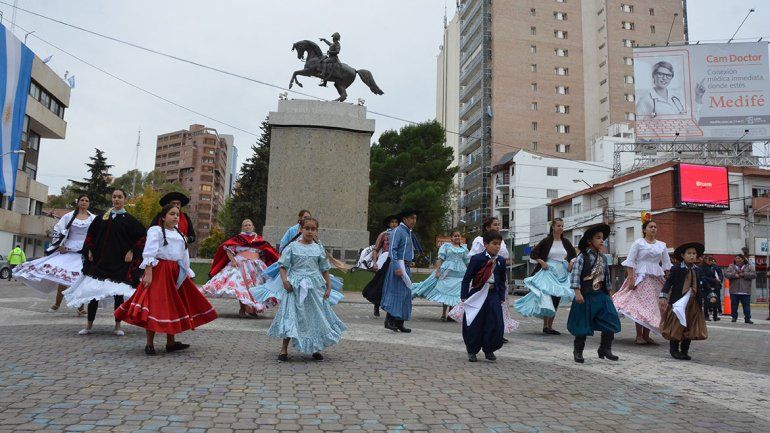 El chocolate caliente y las tortas fritas invadieron el Monumento a San Martín en los festejos del 25 de Mayo