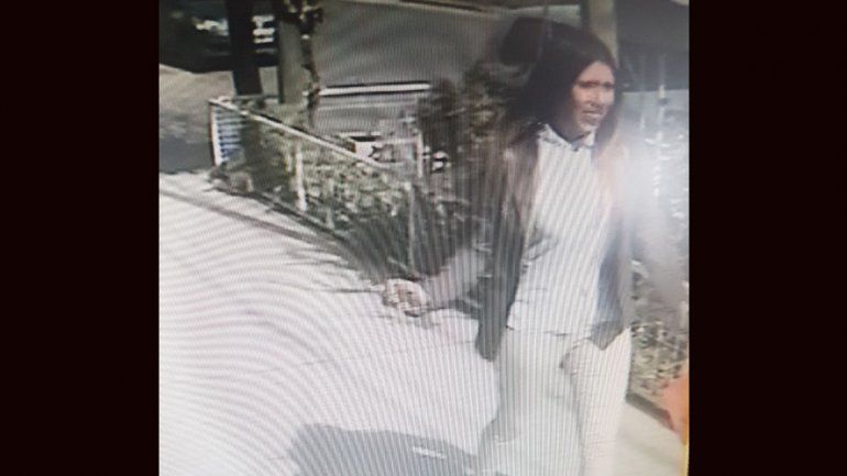 Captura de la cámara de seguridad de la estafadora.