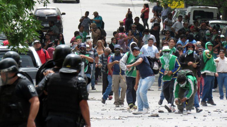 La Policía no cesó de disparar balas de goma y los manifestantes de ATE resistieron los embates con piedras.