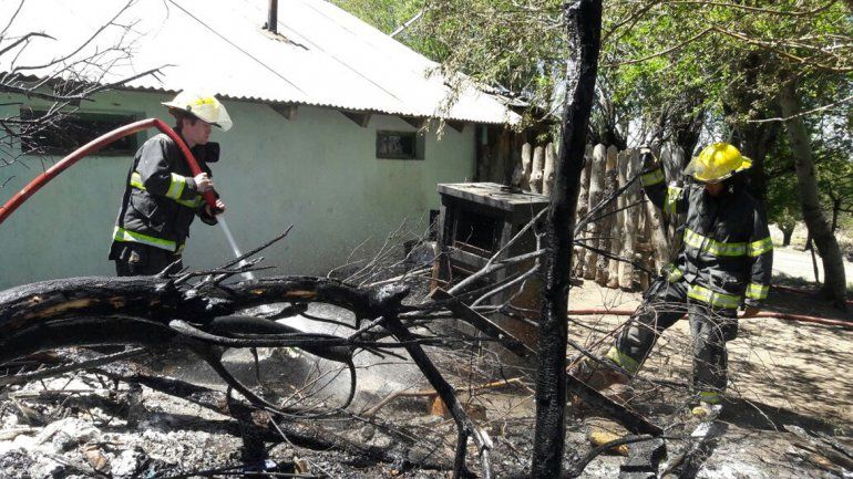 La casa totalmente consumida por el fuego y detrás la vivienda de los hijos de la pareja de abuelos.