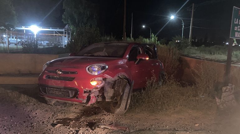 Robaron un auto, los encontraron y chocaron contra un poste