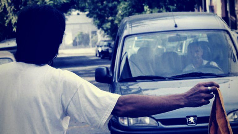 Le dio las llaves a un trapito y le robó el auto