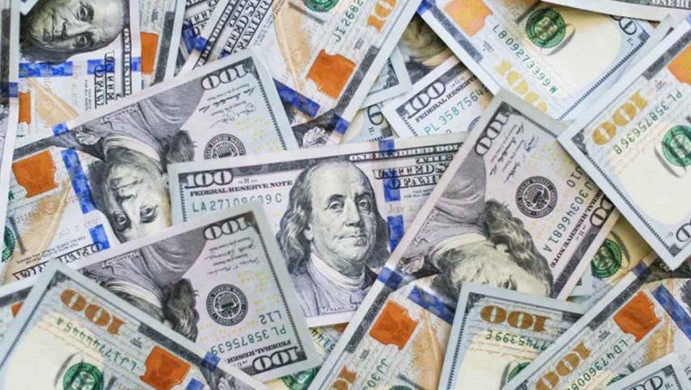 Así cotiza el dólar oficial y el blue este 15 de abril