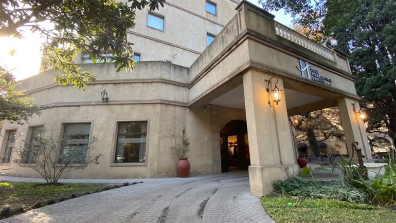 El misterio del avión: allanaron el hotel donde están alojadas los tripulantes iraníes y venezolanos