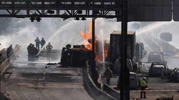 Al menos 17 personas resultaron heridas. Al menos 17 personas resultaron heridas.