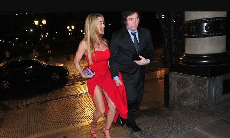 La llegada de la pareja al Teatro Colón. La llegada de la pareja al Teatro Colón.