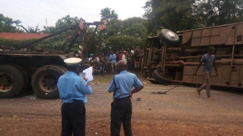 Colectivero no aguantó el olor a pata de un pasajero y volcó