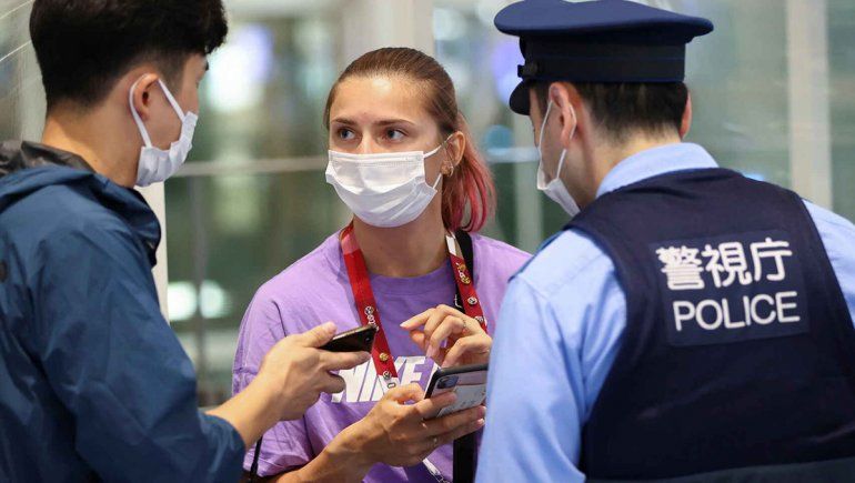 Krystsina Tsimanouskaya con la policía japonesa en el aeropuerto de Haneda.