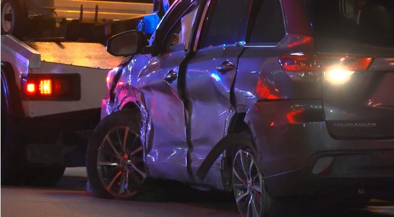 El sospechoso sufrió un choque en una autopista de Houston cuando huía y luego fue detenido. El sospechoso sufrió un choque en una autopista de Houston cuando huía y luego fue detenido.