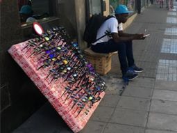 Viene gente de afuera que no sabemos quién es, sostiene el concejal de Comodoro Rivadavia que propone crear un registro municipal de vendedores ambulantes y que estén identificados con una credencial con QR (foto de archivo). Viene gente de afuera que no sabemos quién es, sostiene el concejal de Comodoro Rivadavia que propone crear un registro municipal de vendedores ambulantes y que estén identificados con una credencial con QR (foto de archivo).