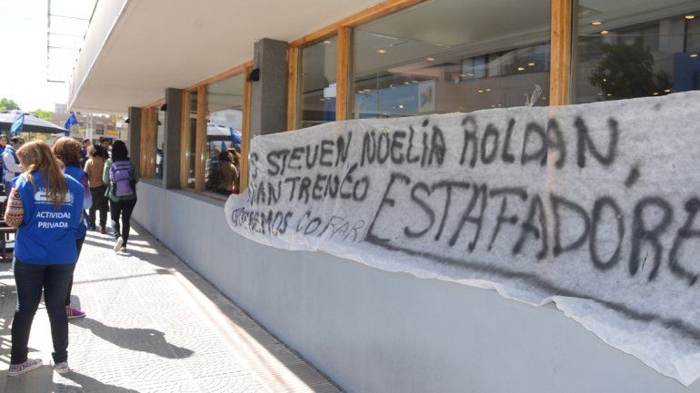 Buscan a un empresario que dejó a trabajadores en la calle