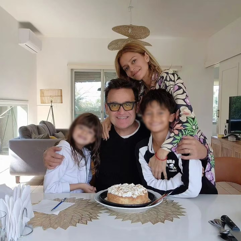 Waldo junto a Vanina Escudero y su familia. Waldo junto a Vanina Escudero y su familia.