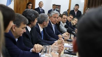 Figueroa encabezó el acto de apertura de sobres para la concesión de Cerro Chapelco.