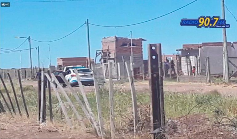 El operativo policial en la casa de la mujer tomada como rehén.