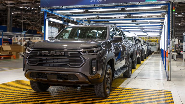 Las primeras RAM Dakota listas para salir de la línea de producción.&nbsp; 