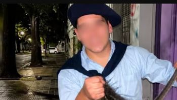 La nutria murió tras ser acorralada y golpeada en plena calle de Bahía Blanca. La nutria murió tras ser acorralada y golpeada en plena calle de Bahía Blanca.