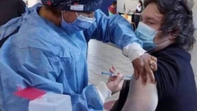 Javier Milei se vacunó contra el coronavirus