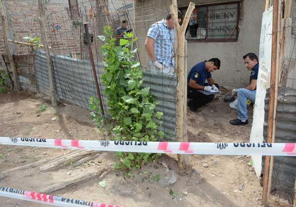 Los peritos durante la investigación por el femicidio de Mónica Arambuena en el 2013. Los peritos durante la investigación por el femicidio de Mónica Arambuena en el 2013.