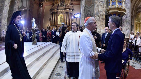 El arzobispo Mario Poli, ayer, al recibir el saludo de Mauricio Macri.
