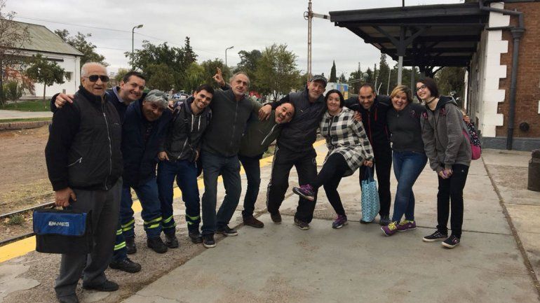 Viajeros de ayer y de hoy se encuentran en el tren