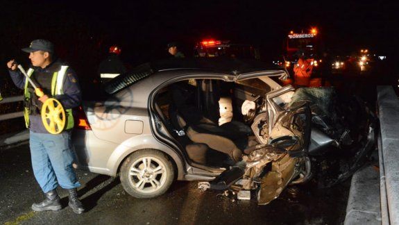 Ruta 40: quedó atrapado tras chocar contra una baranda