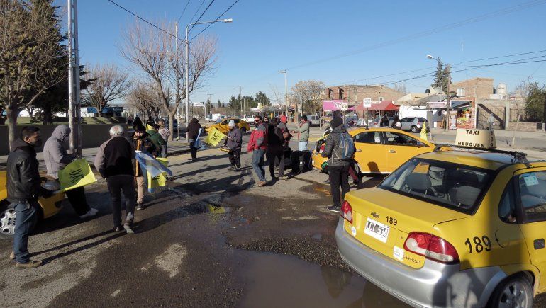 Gobierno compromete respuestas a taxistas y levantan la marcha