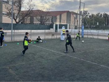 un director tecnico fue detenido y acusado de abusar de jugadores de inferiores