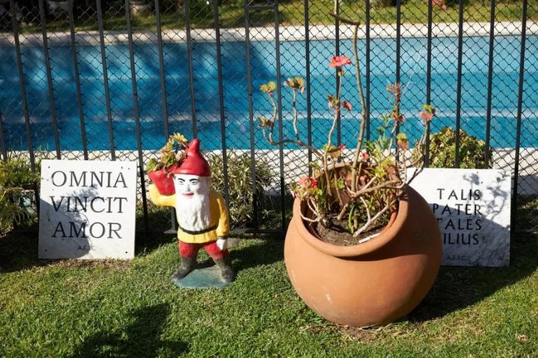 Los duendes que decoran el jardín era de la mamá de Alberto.