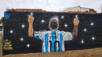 sider, el artista que inmortaliza a la scaloneta en las paredes de la ciudad