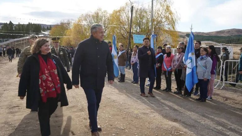 El gobernador Rolando Figueroa con la intendenta de Las Ovejas, Marisa Antiñir. El gobernador Rolando Figueroa con la intendenta de Las Ovejas, Marisa Antiñir.