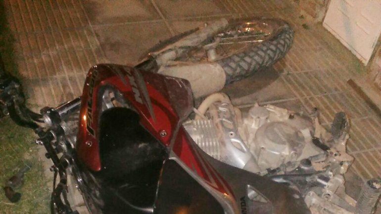 La moto Honda Falcon 400 quedó tirada en la calle tras el choque.