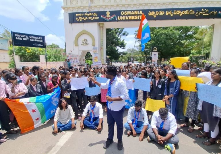 Agrupaciones de estudiantes universitarios de India realizaron distintas protestas por la muerte de la joven de 20 años en Odisha. Agrupaciones de estudiantes universitarios de India realizaron distintas protestas por la muerte de la joven de 20 años en Odisha.