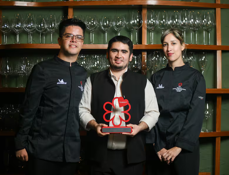 Leonel Castro, Nicolás Dilger y Elena Cabrera con su estrella Michelin. Gentileza Trescha Leonel Castro, Nicolás Dilger y Elena Cabrera con su estrella Michelin. Gentileza Trescha