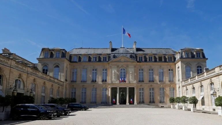 Francia: envían un dedo por correo a Macron