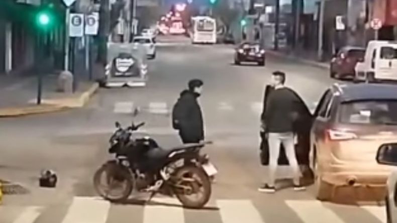 El conductor, enojado por la pelea no puso freno de mano. | LM Neuquen El conductor, enojado por la pelea no puso freno de mano.