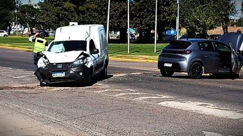 fuerte choque a metros del puente carretero neuquen-cipolletti: caos de transito fuerte choque a metros del puente carretero neuquen-cipolletti: caos de transito