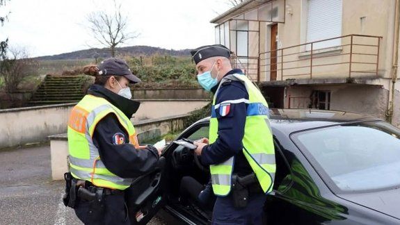 Un anciano manejaba a casi 200 km/h para ir a vacunarse