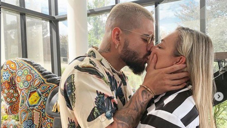 Maluma besó en la boca a su madre y generó polémica