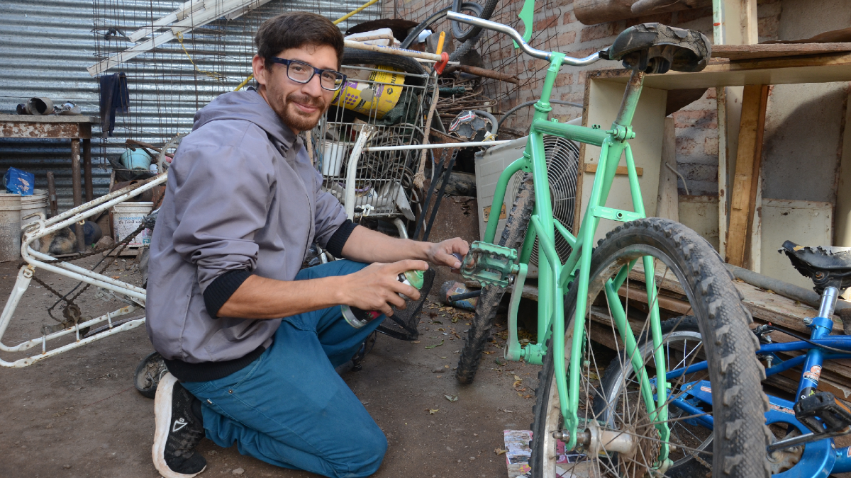 repara bicicletas para donarlas a quien las necesite thumbnail