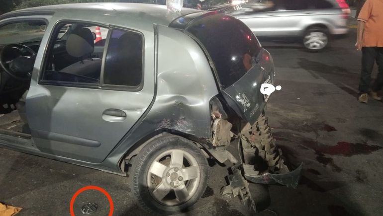 Buscan a un conductor que chocó a una familia y se dio a la fuga en Navidad